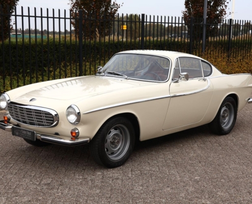 002img007volvo P1800