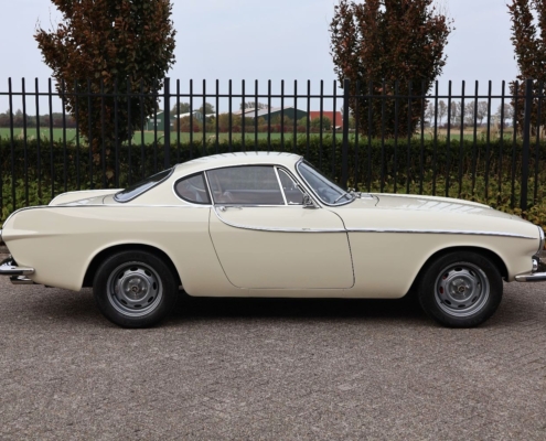 014img044volvo P1800