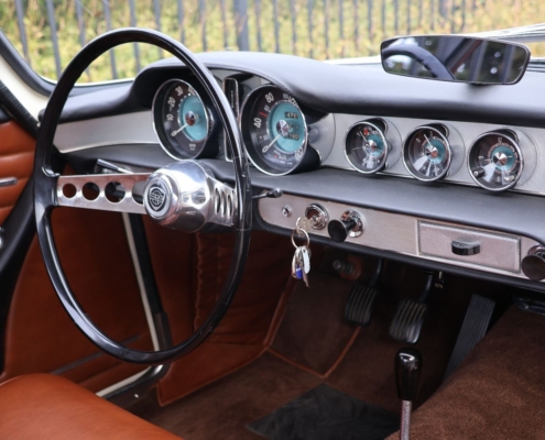 049img067volvo P1800